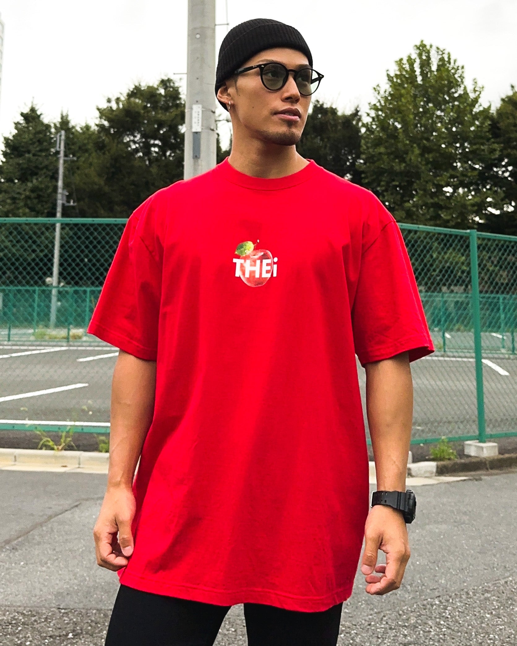 アップル Tシャツ - レッド | THEi – THEi (ジアイ) 公式オンラインストア
